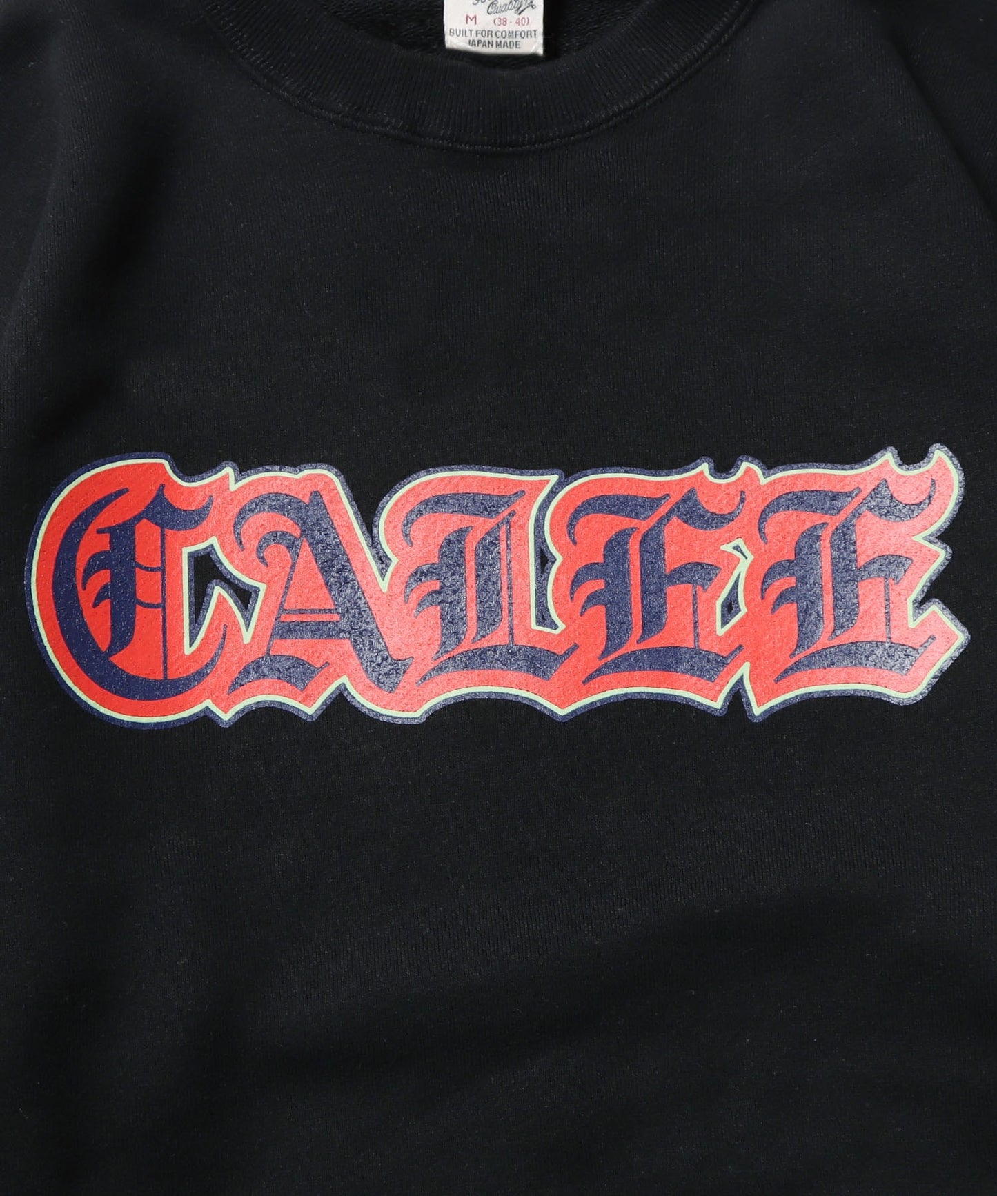 CALEE / OLD ENGLISH LOGO CREW NECK SW