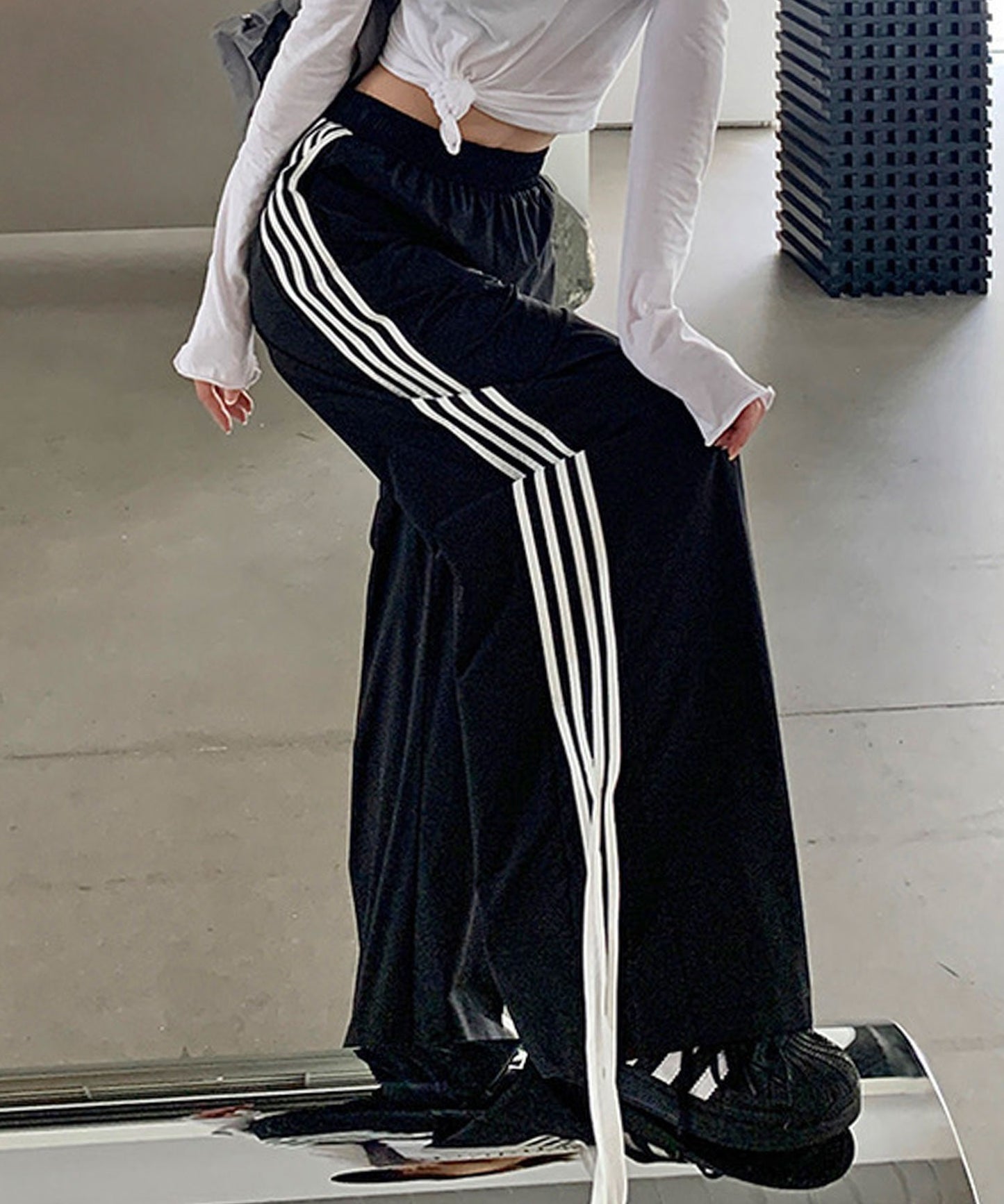 Theater code / side lace track pants