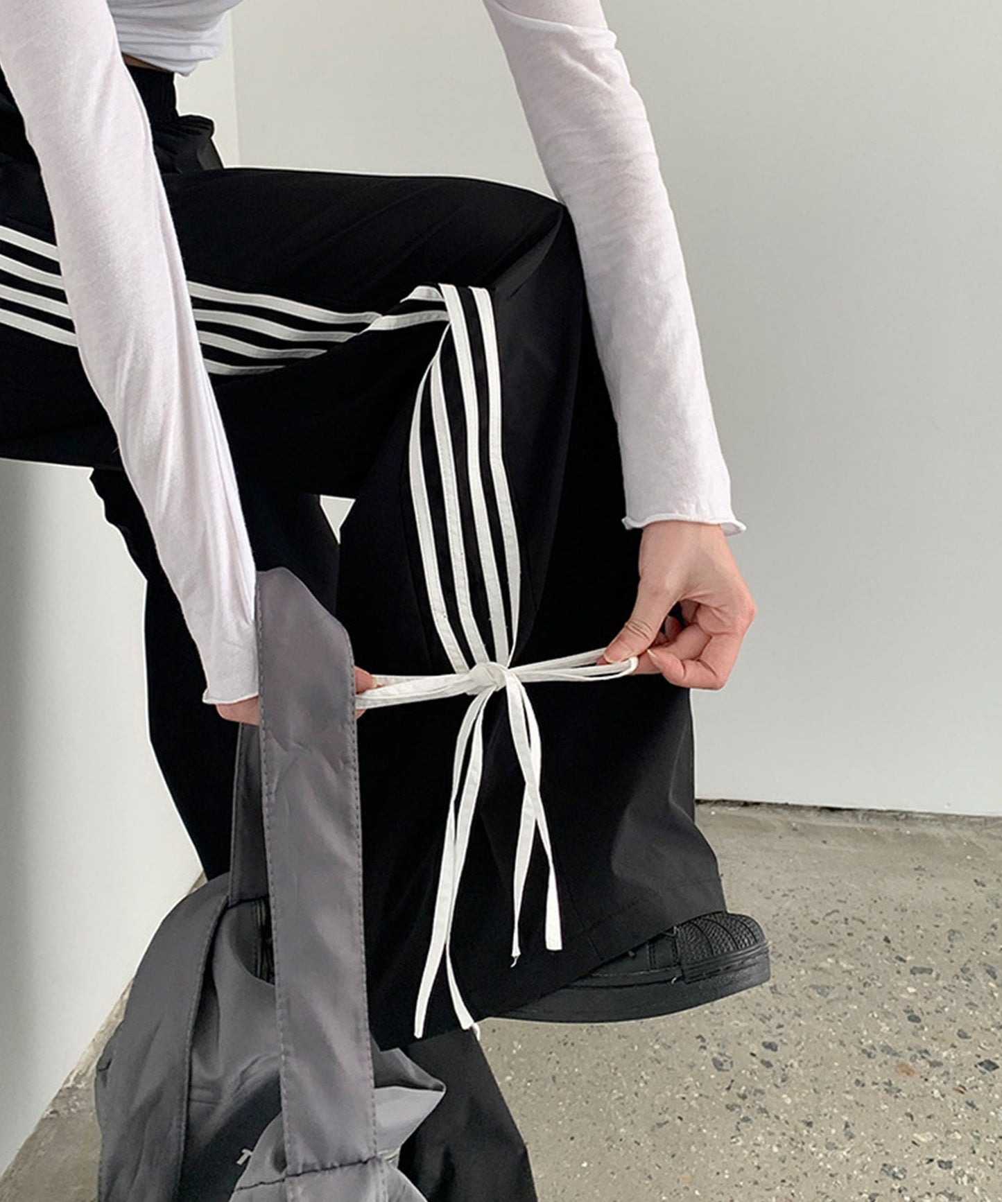 Theater code / side lace track pants