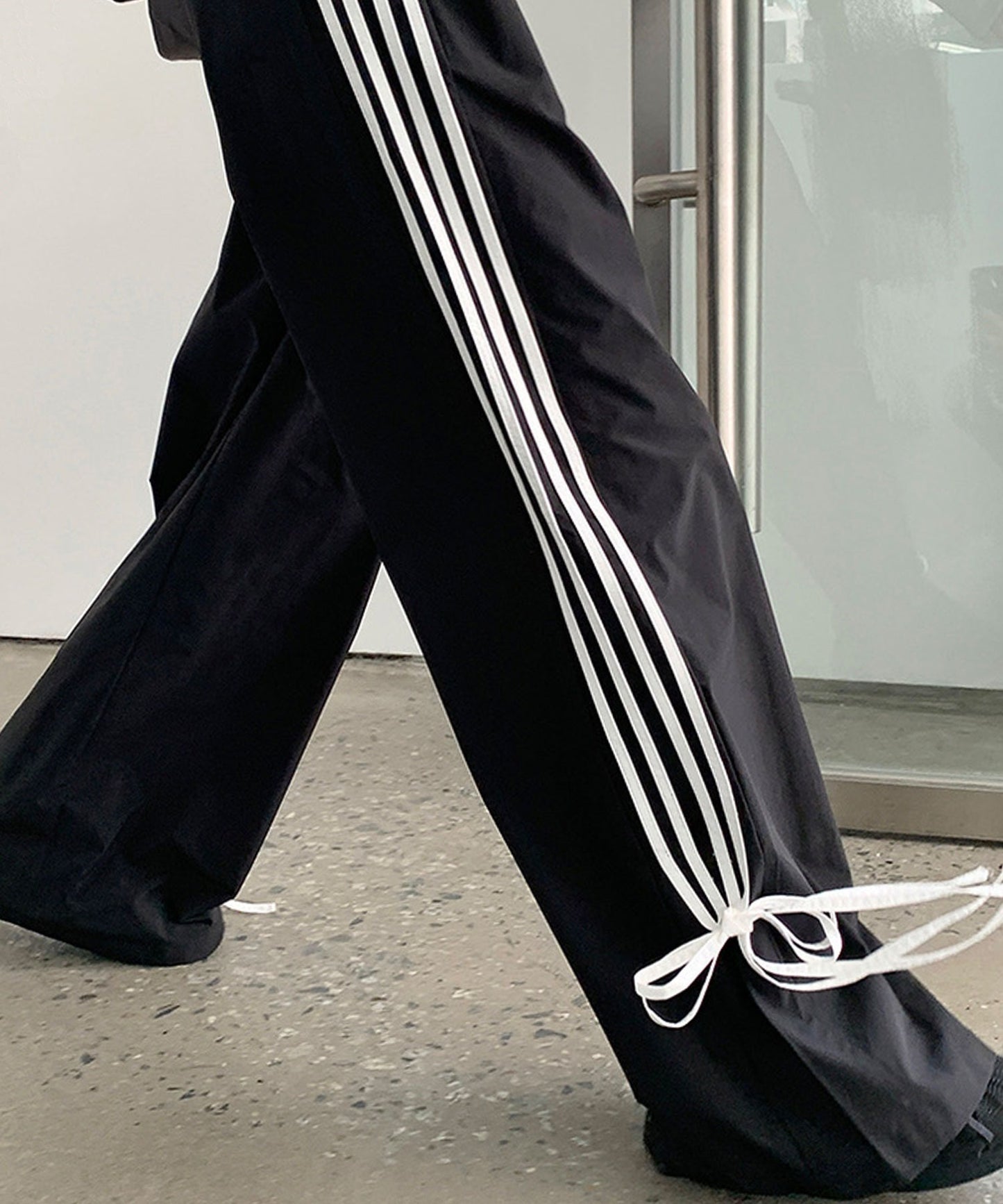 Theater code / side lace track pants