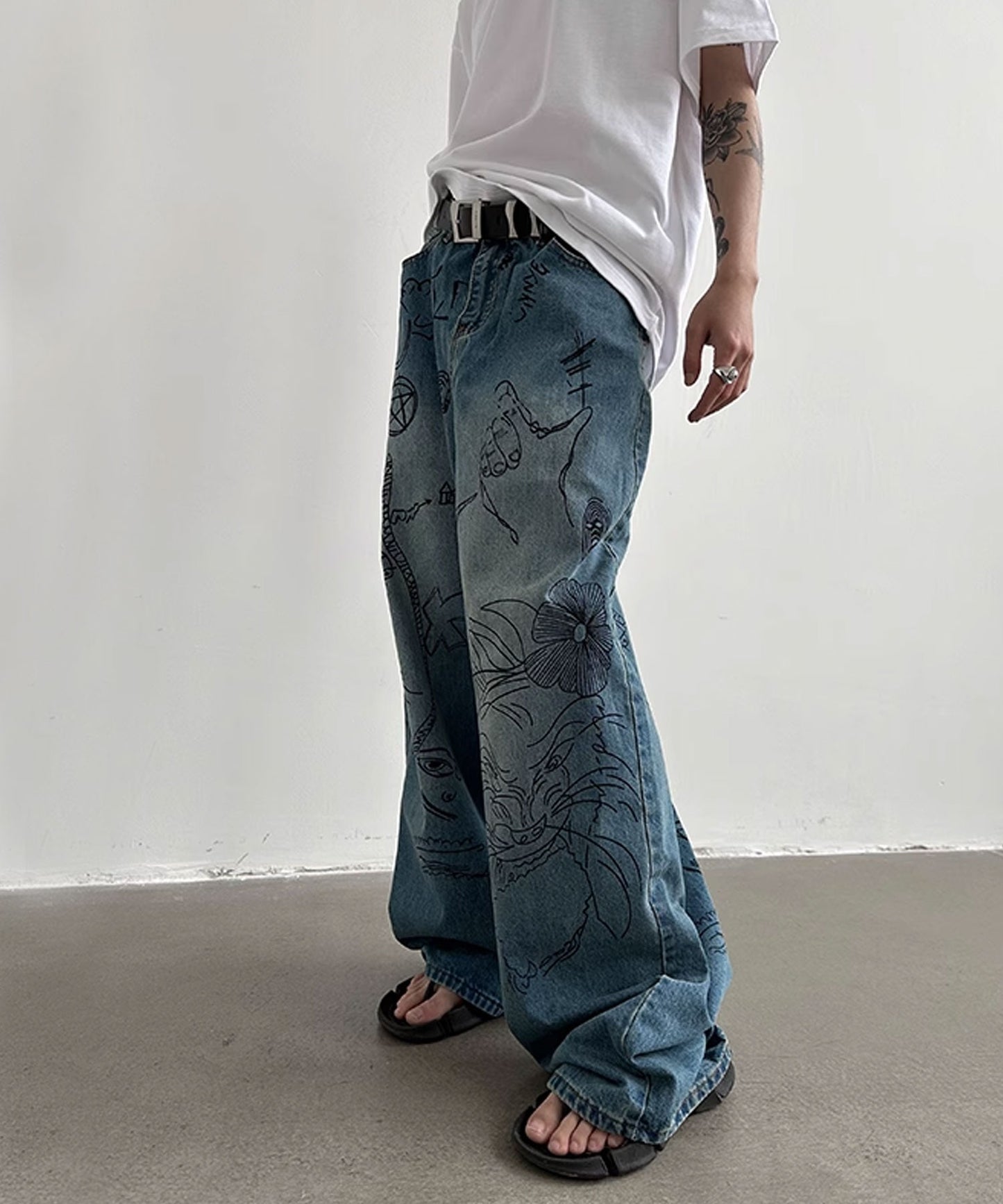 Theater code / illustration print wide denim pants