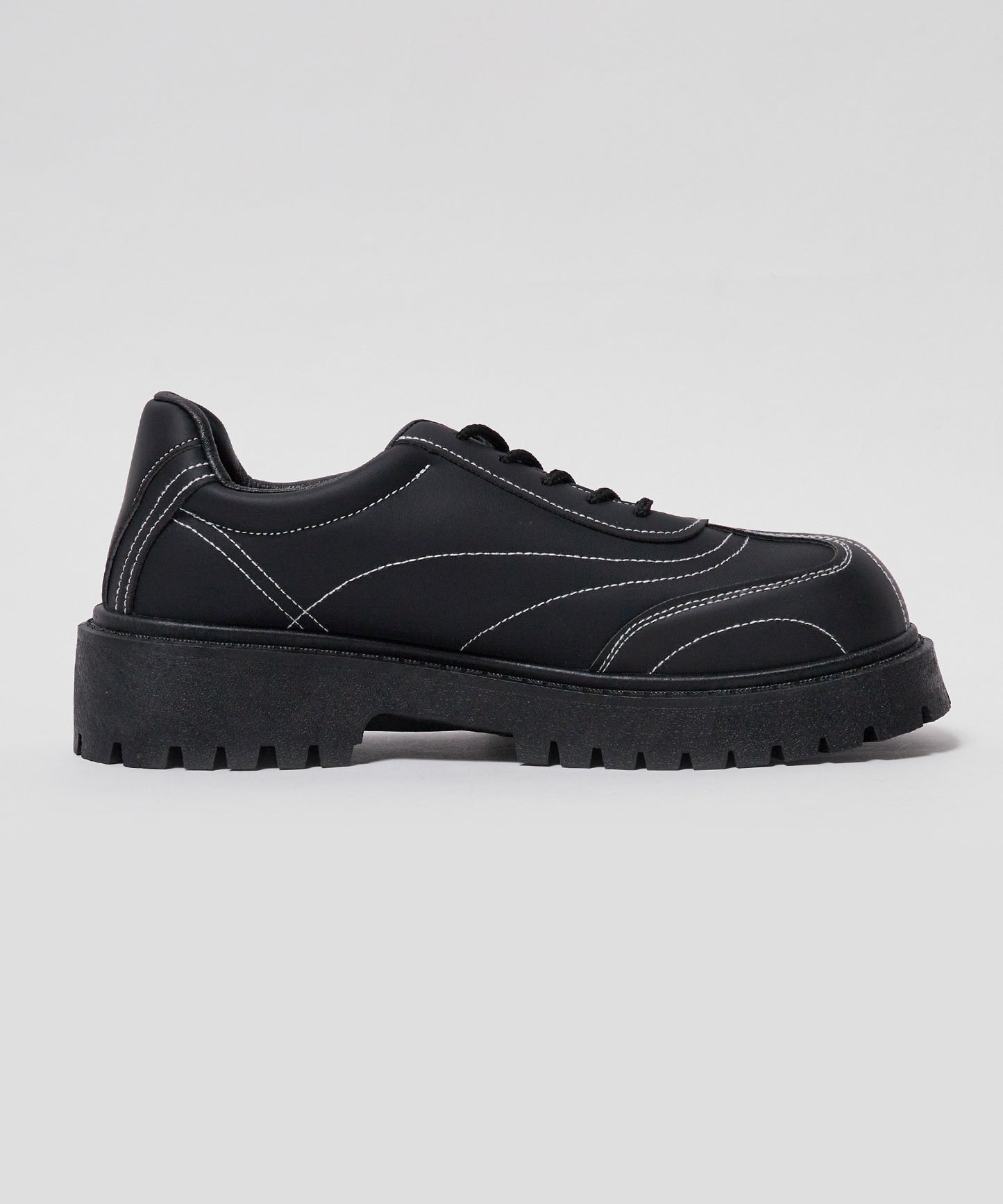 Theater code / stitch line leather sneaker