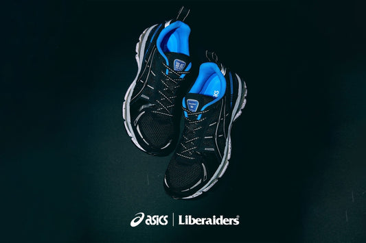リベレイダース×アシックス。リベレイダースを象徴する鮮やかな青が特徴的なGEL-KAYANO 12.1をご覧あれ。