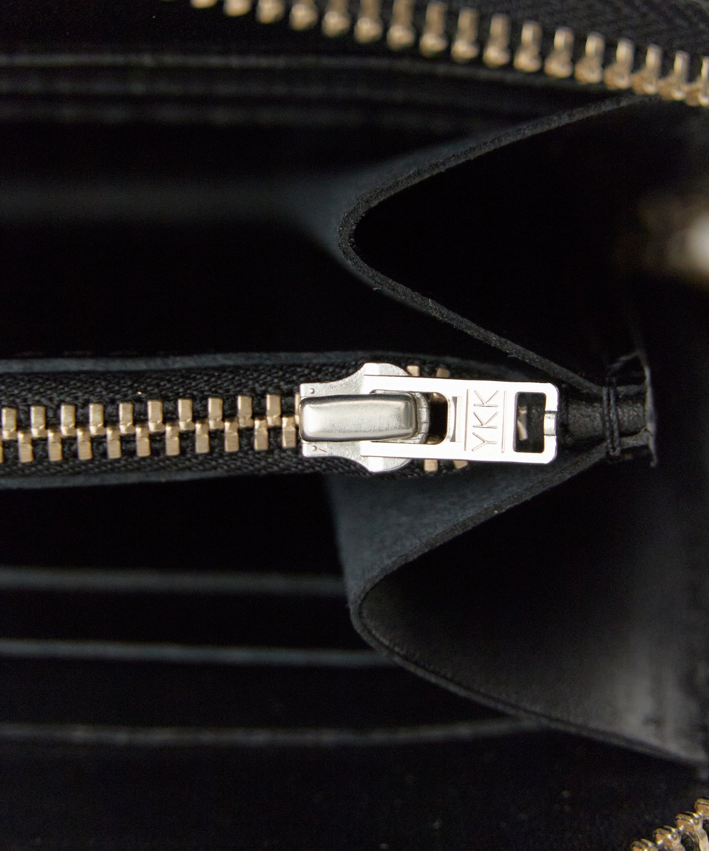 HTC / BORN & ARROW UMBRELLA ZIPPER MEDIUM 財布