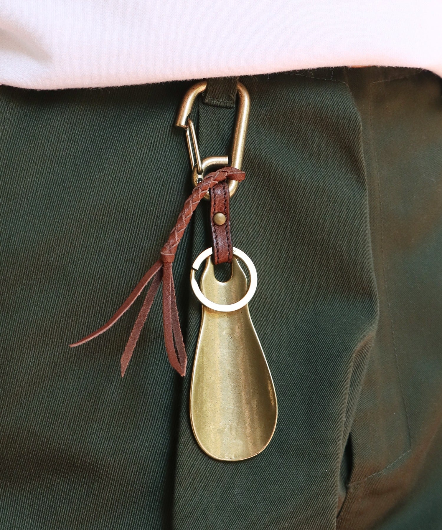 MR.OLIVE / OLISHED STEER LEATHER / BRASS SHOE HORN KEY RING