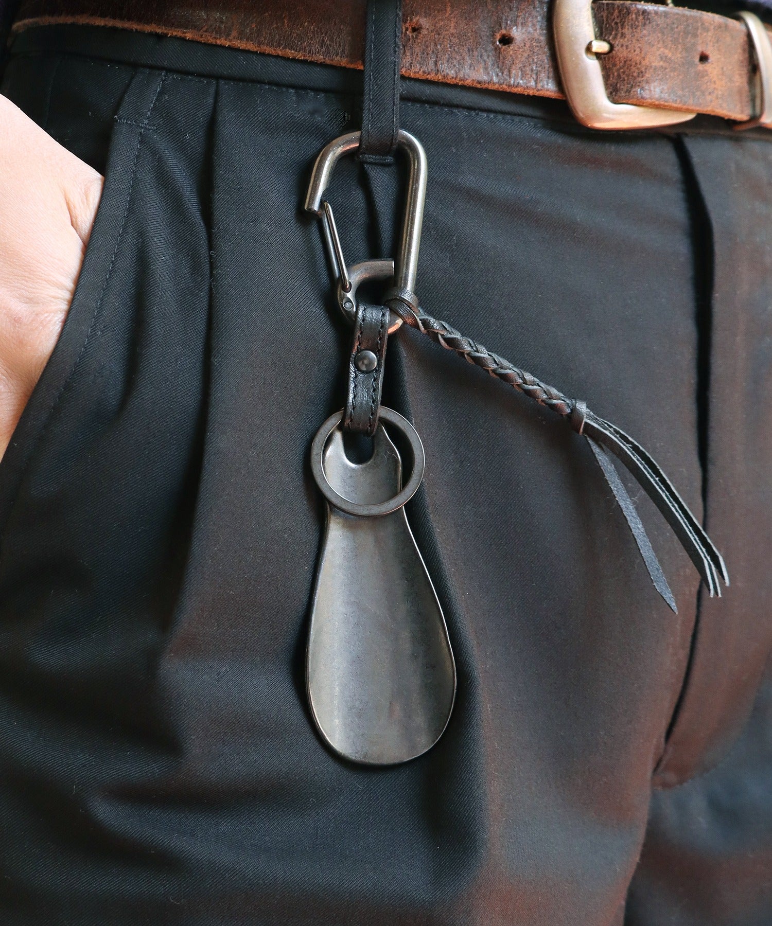 MR.OLIVE / OLISHED STEER LEATHER / BRASS SHOE HORN KEY RING