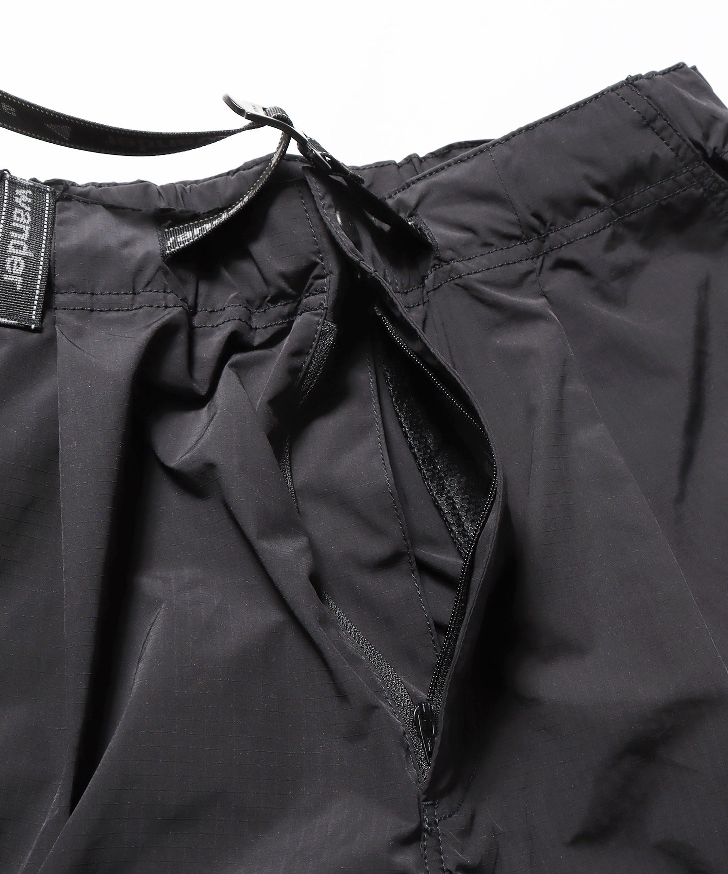 and wander/アンドワンダー oversized cargo short pants