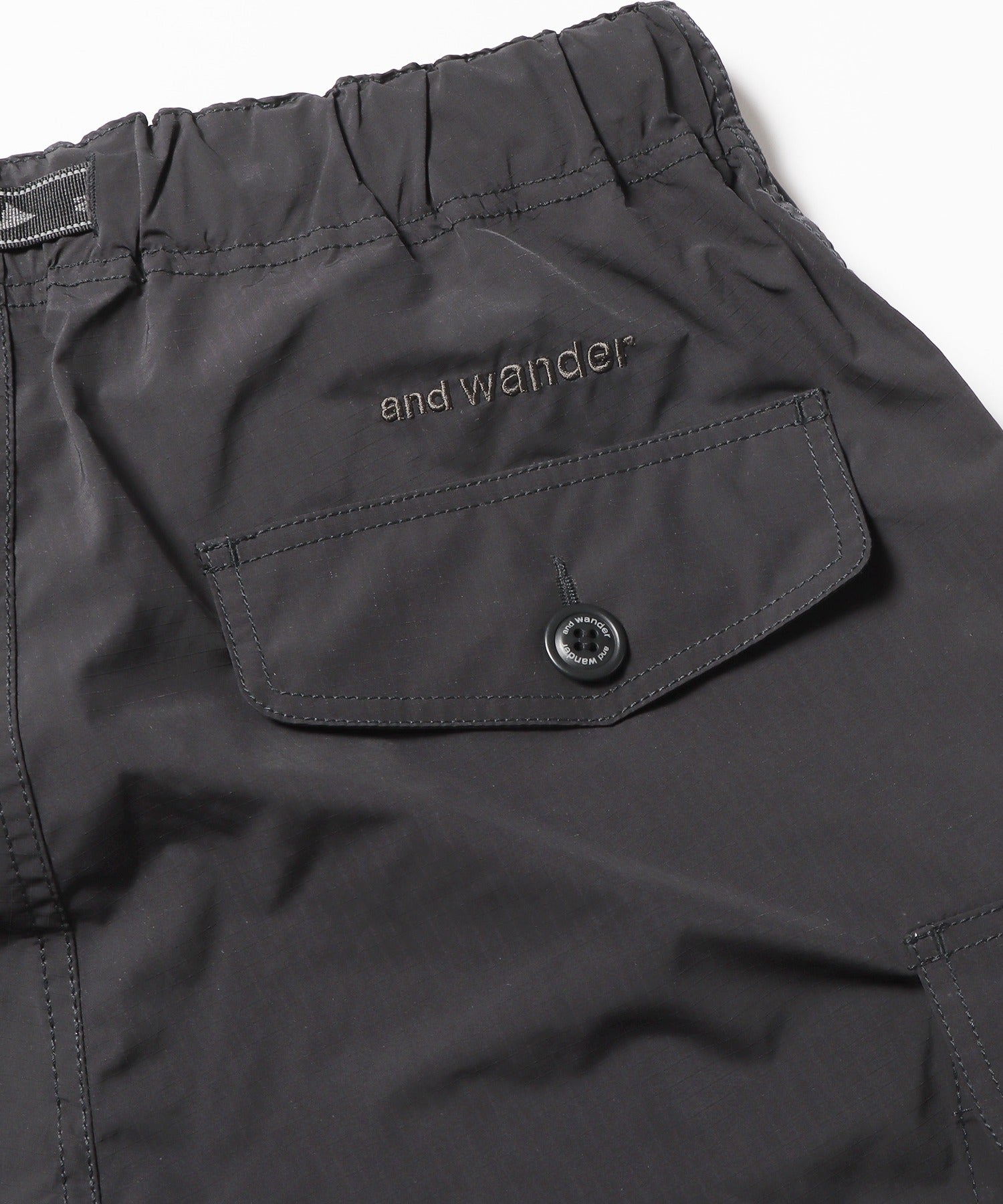 and wander/アンドワンダー oversized cargo short pants