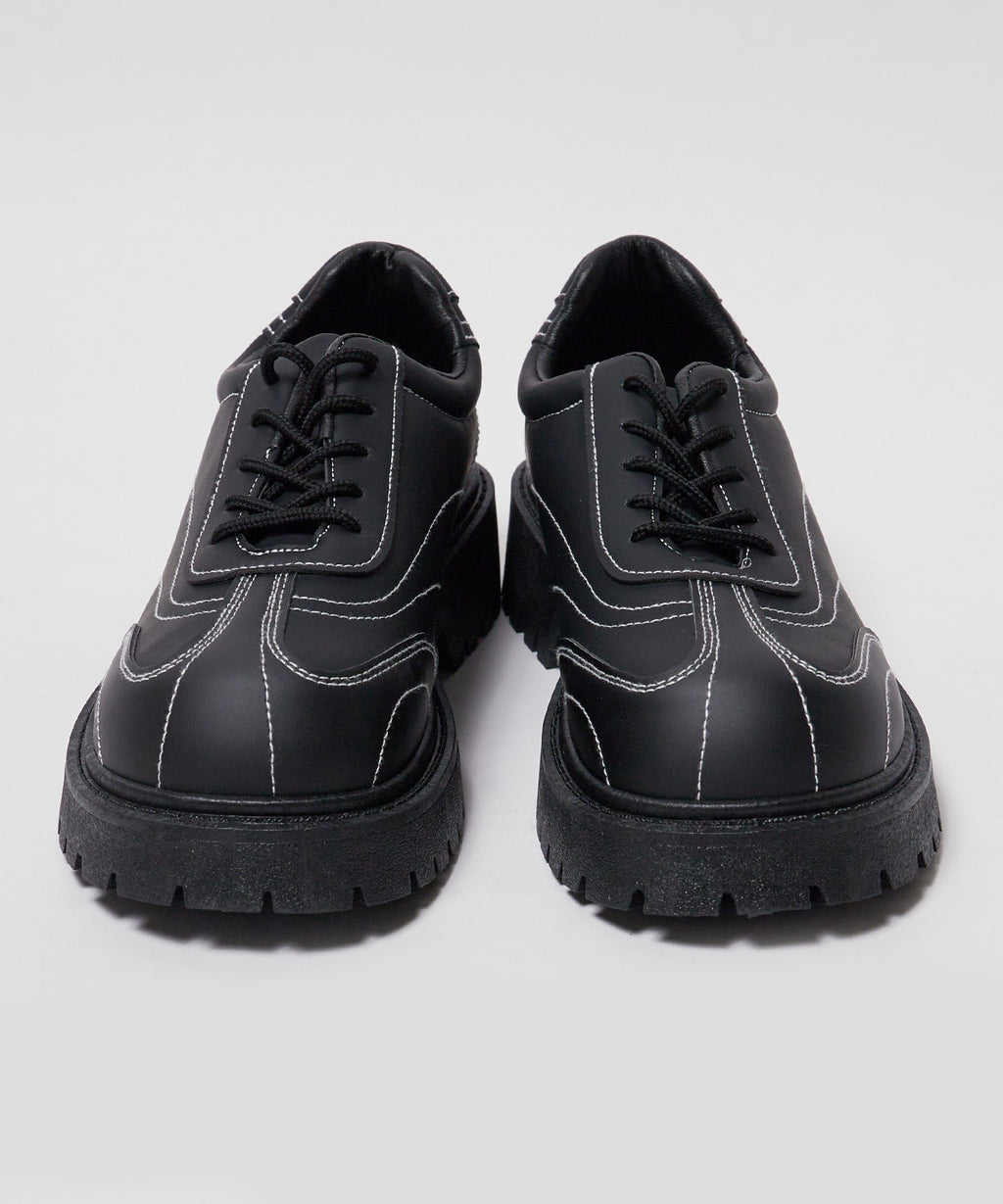Theater code / stitch line leather sneaker