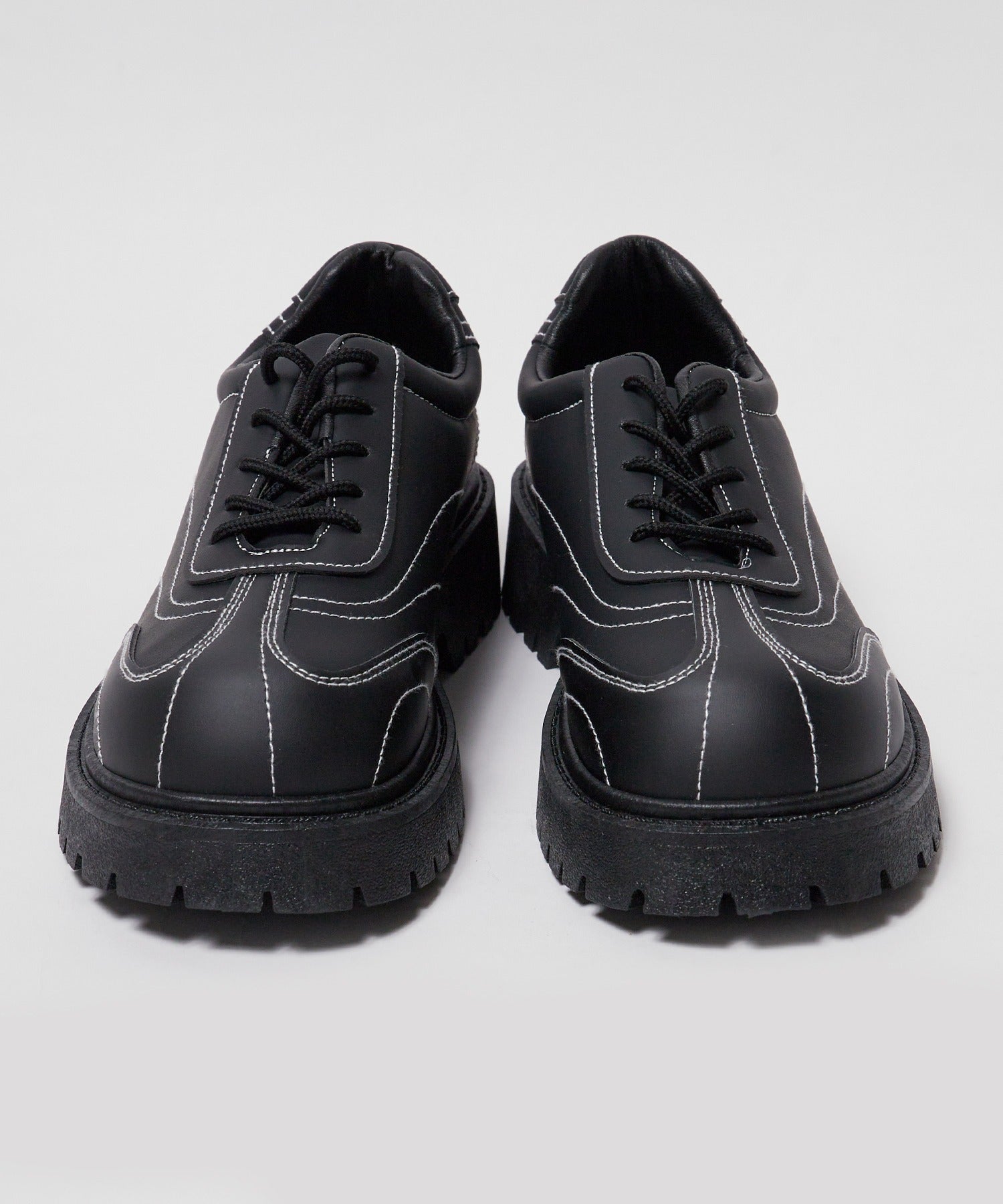 Theater code / stitch line leather sneaker