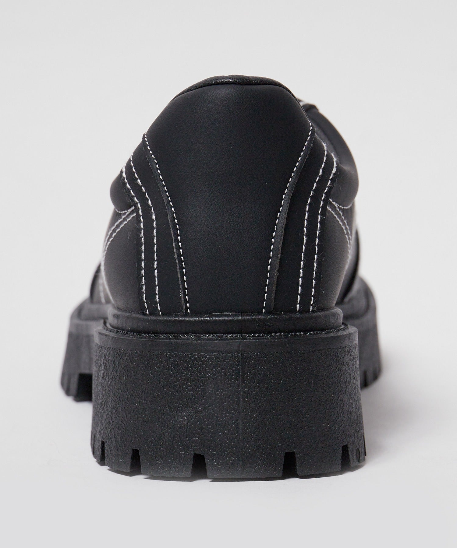 Theater code / stitch line leather sneaker