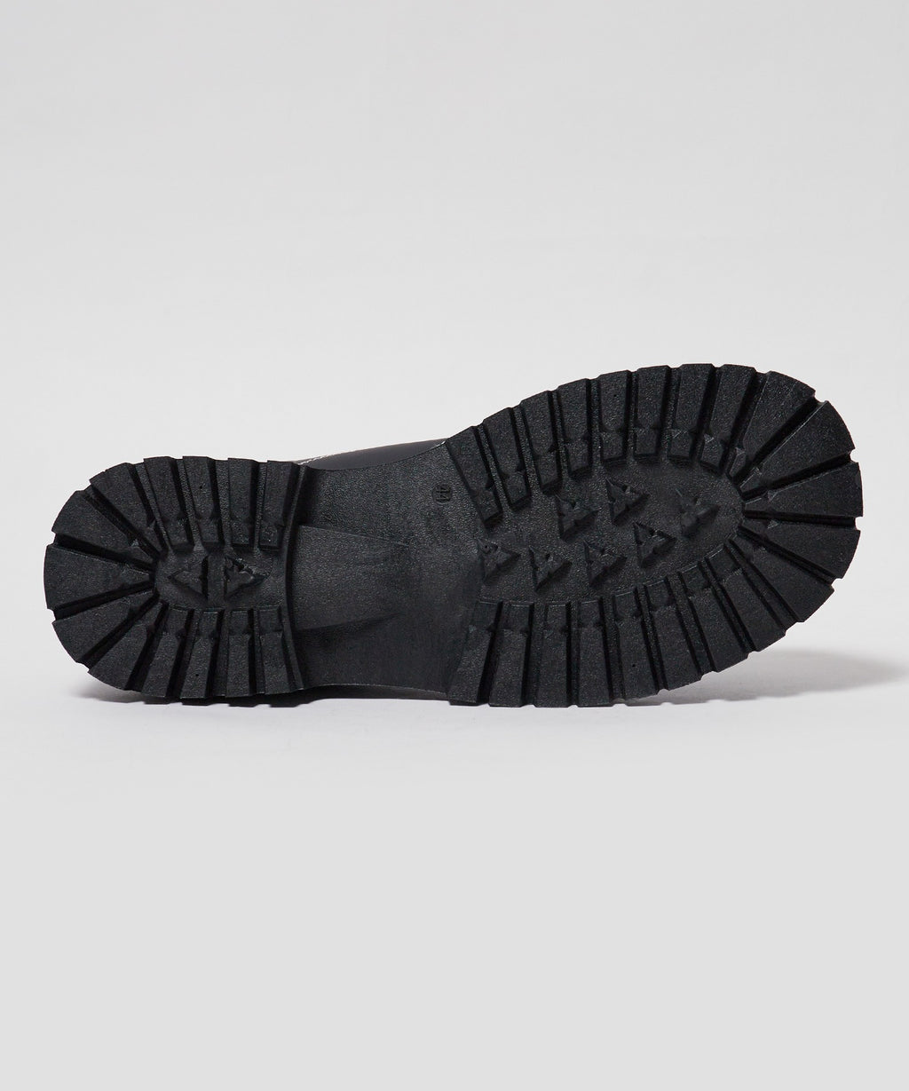 Theater code / stitch line leather sneaker