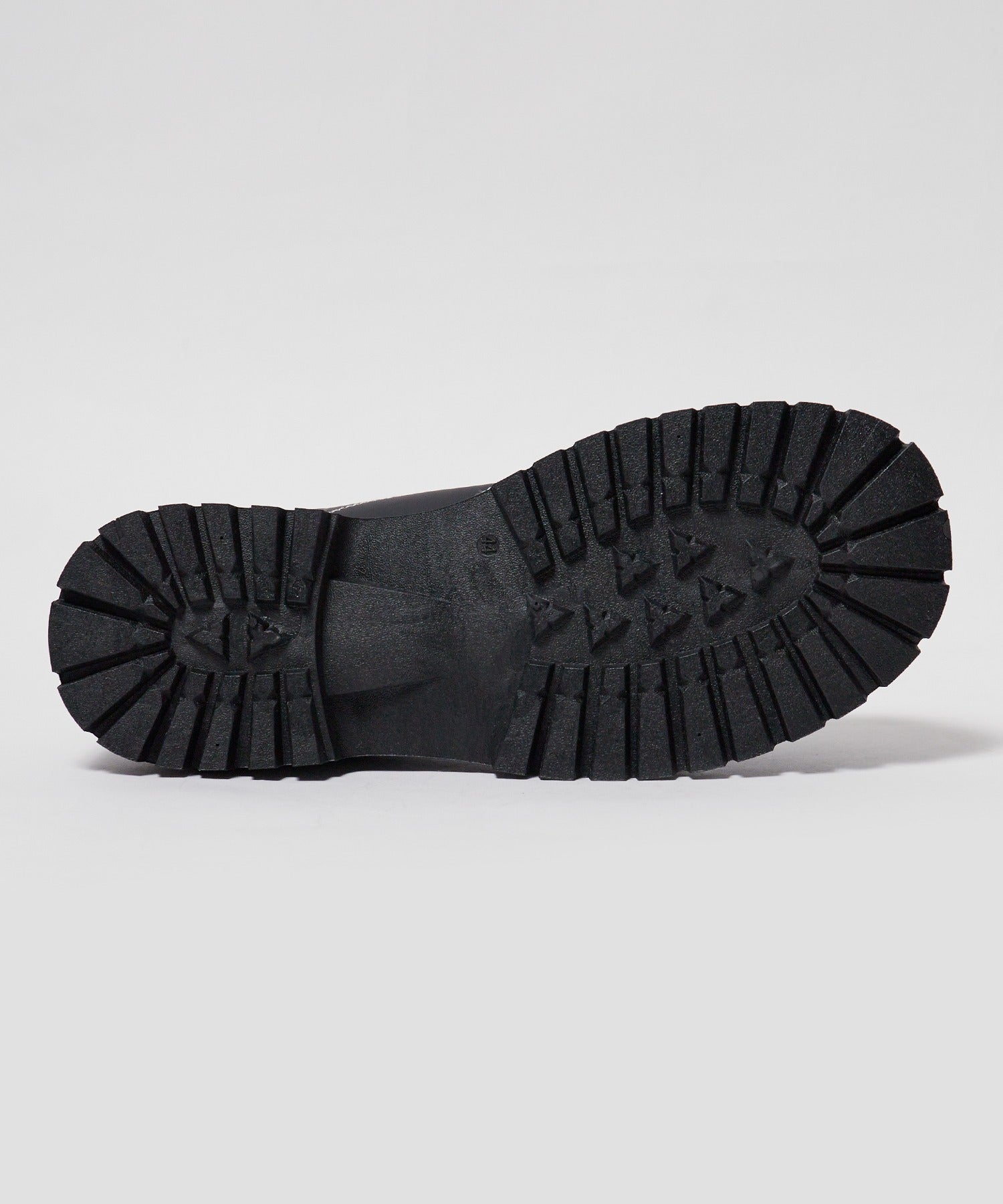 Theater code / stitch line leather sneaker