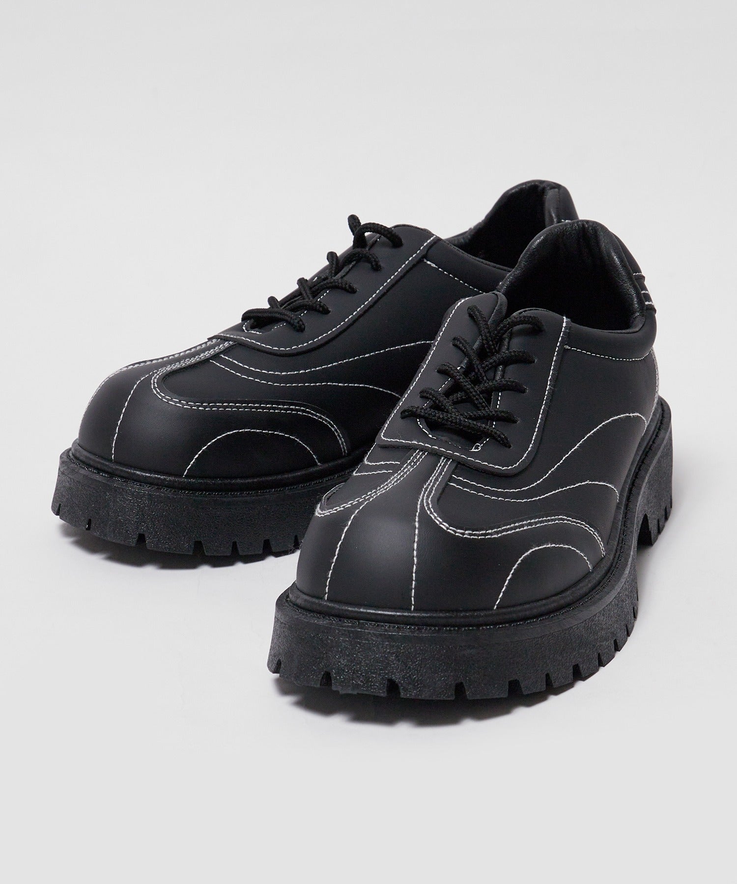 Theater code / stitch line leather sneaker