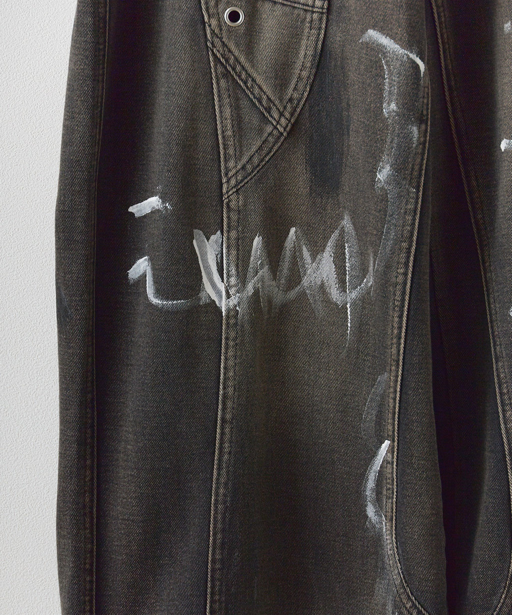 Theater code / irregular switching graffiti denim pants