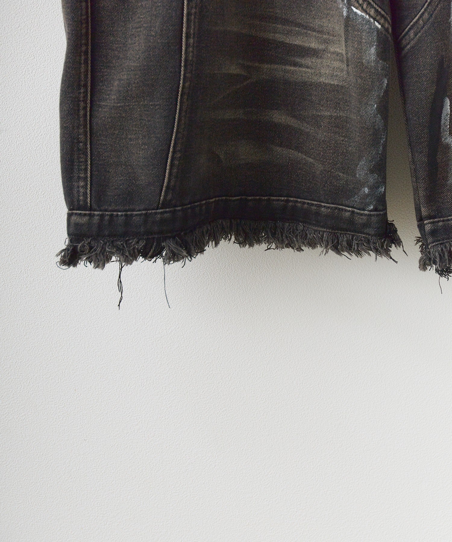 Theater code / irregular switching graffiti denim pants