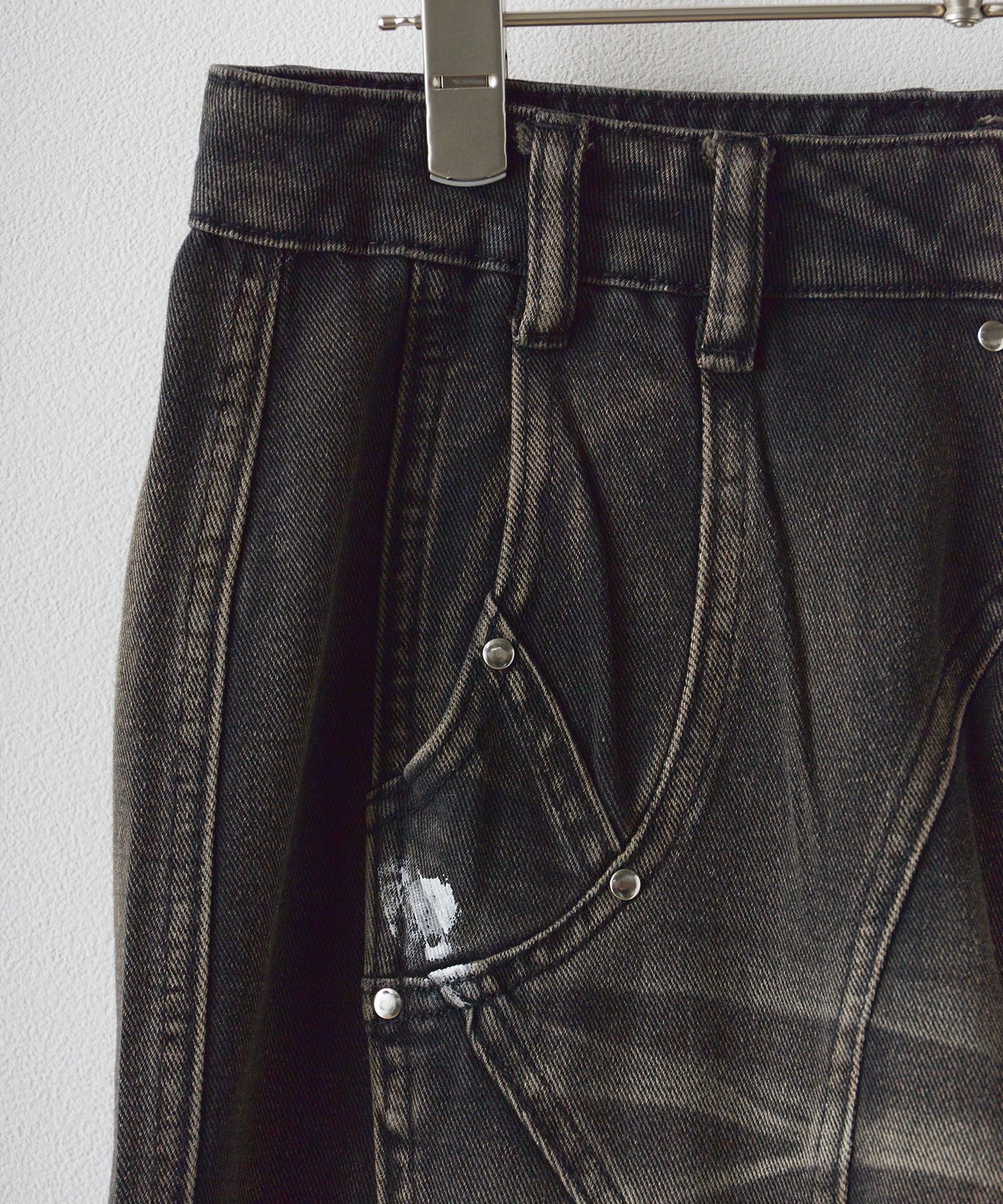 Theater code / irregular switching graffiti denim pants