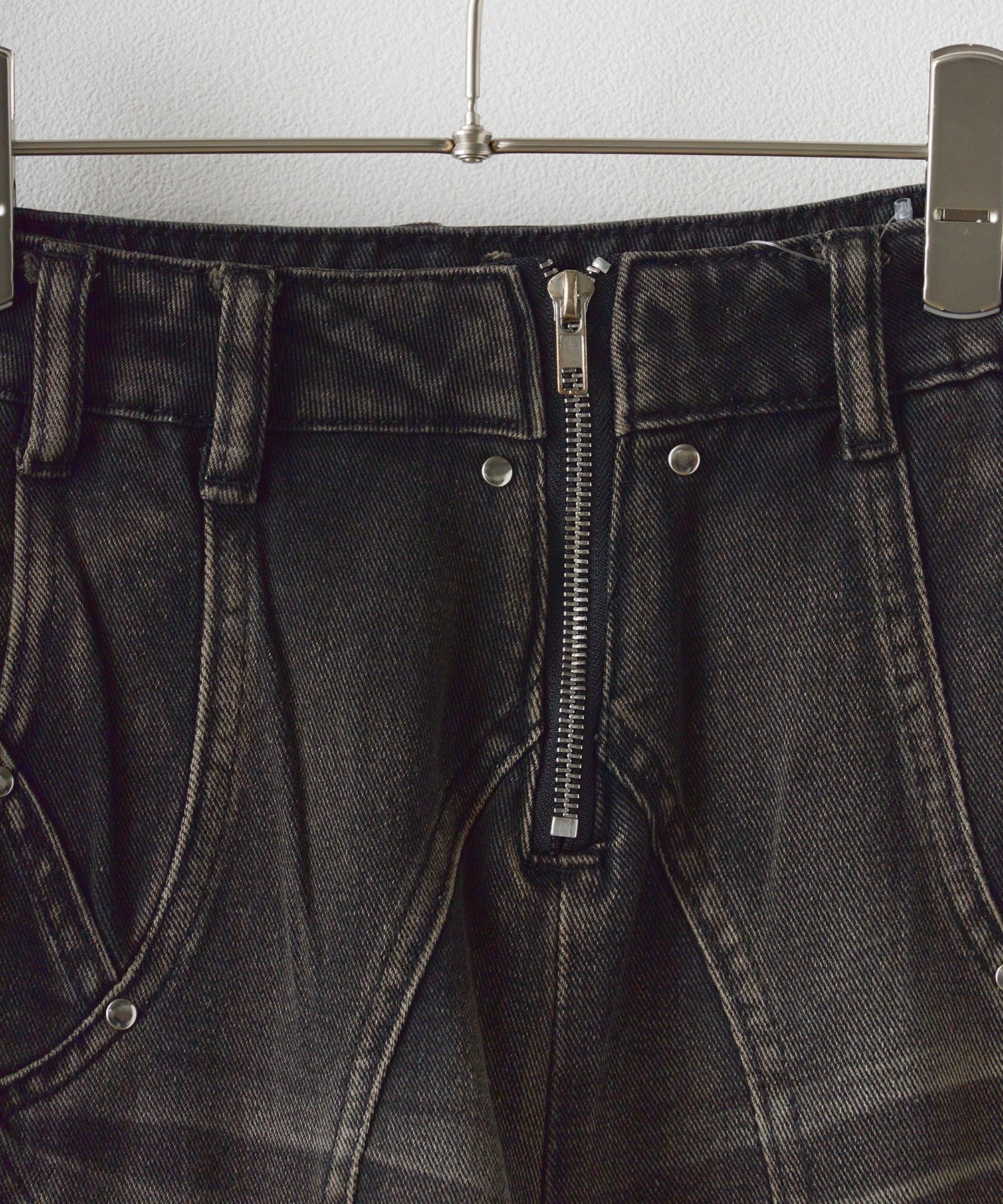 Theater code / irregular switching graffiti denim pants