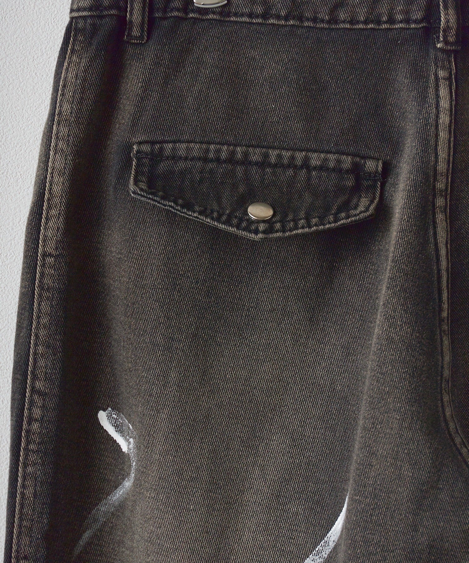 Theater code / irregular switching graffiti denim pants