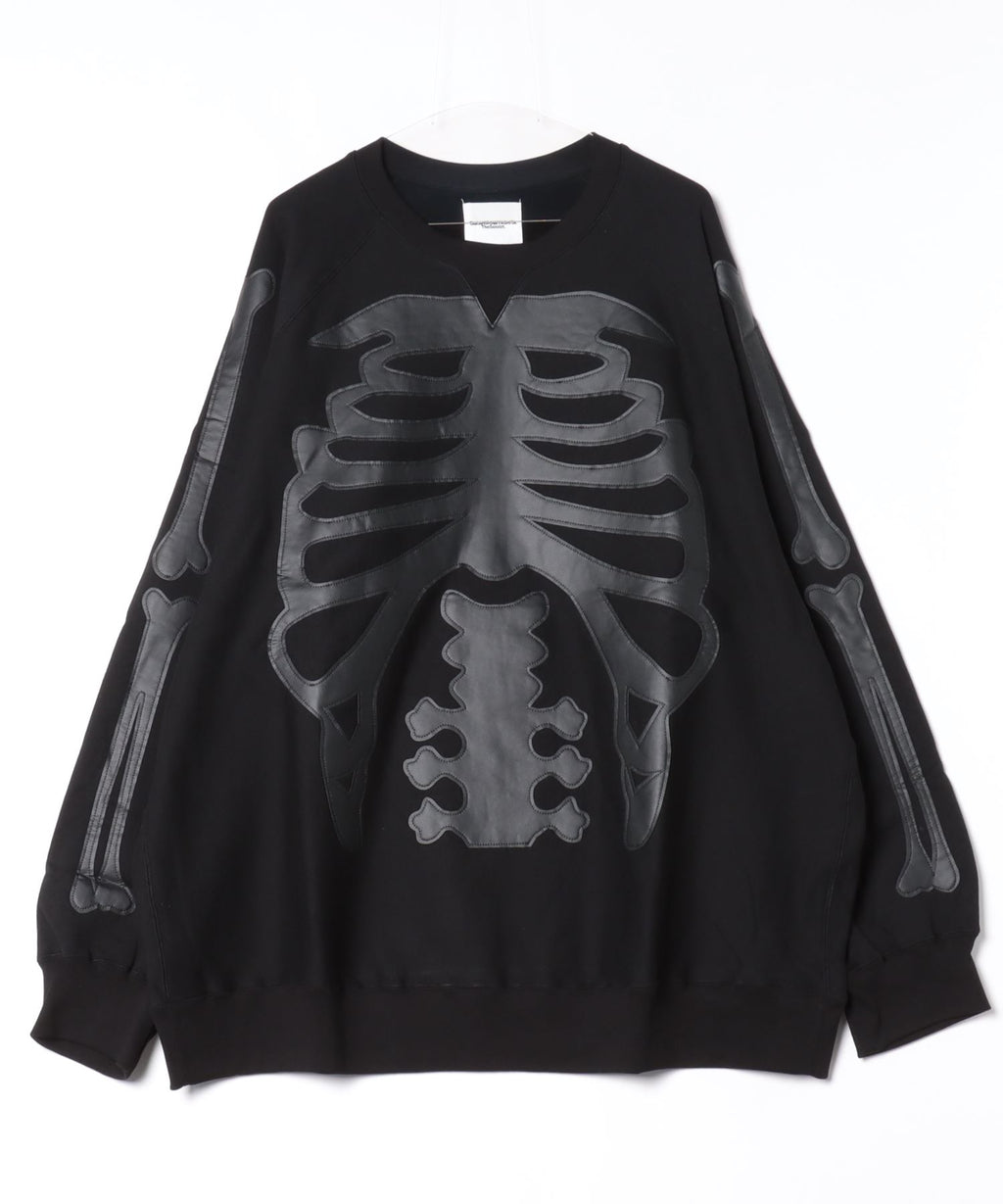 crew neck sweat shirt.