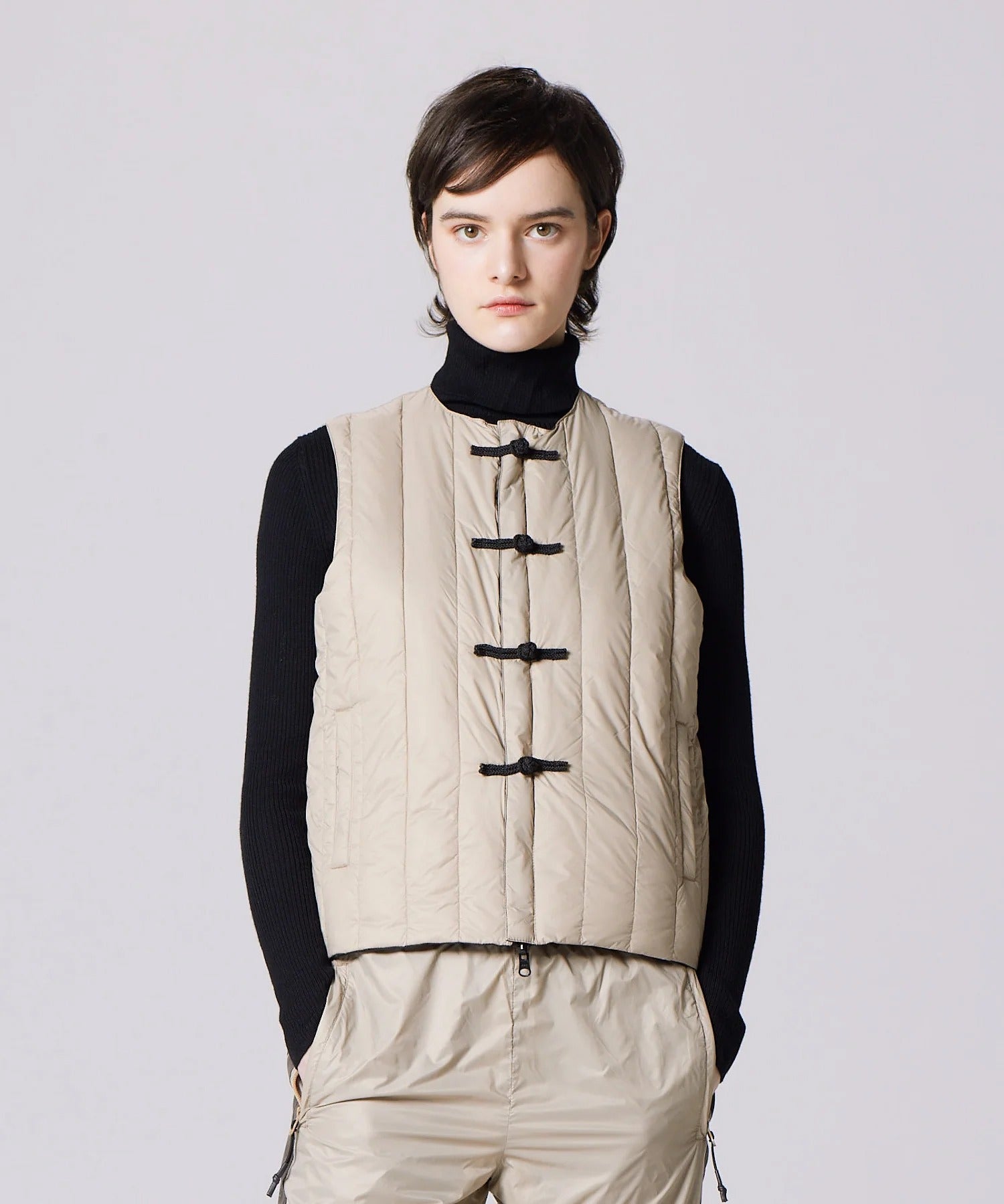 REVERSIBLE CHINA BUTTON INNER DOWN VEST