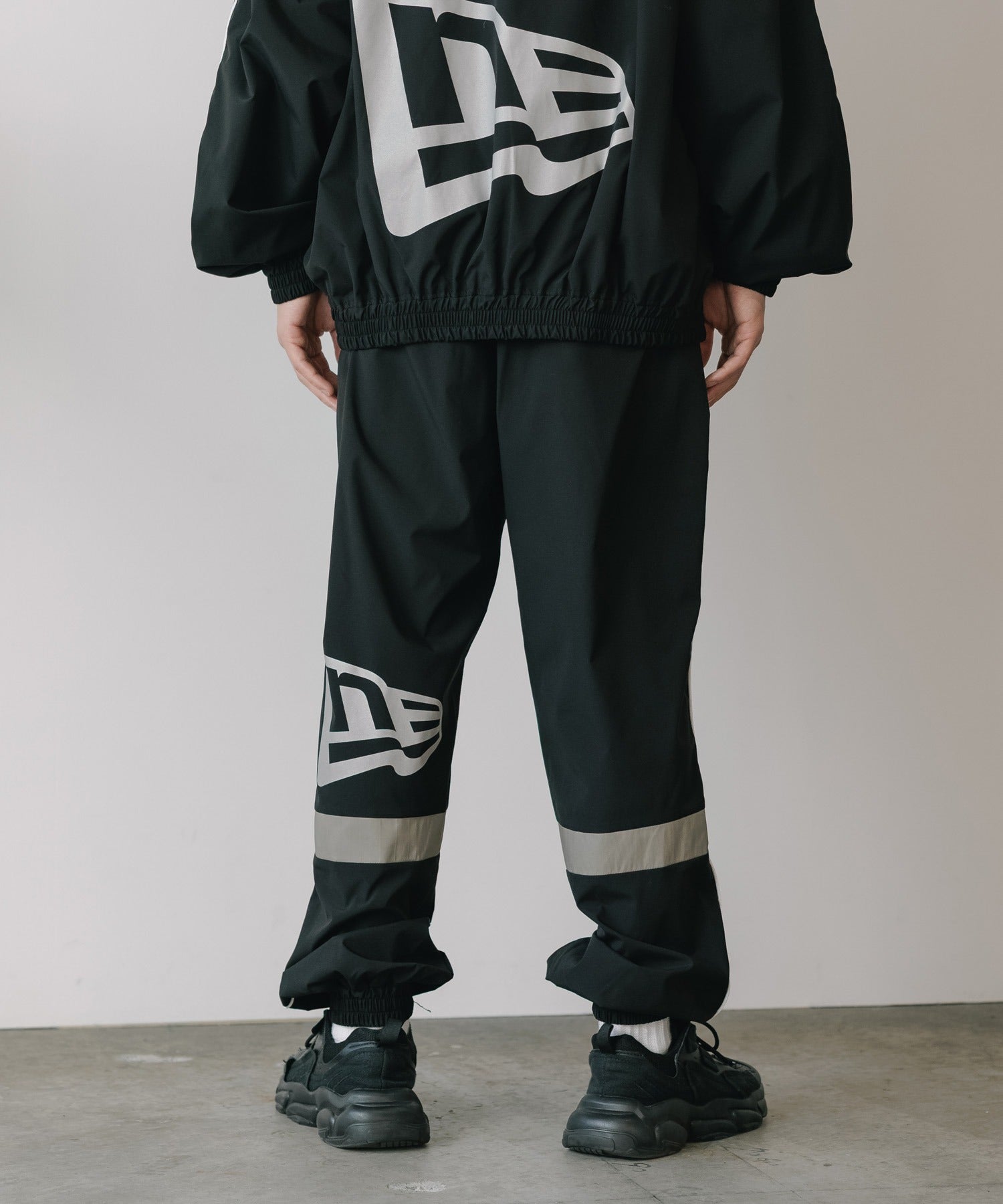 CALEE × NEW ERA/ CALEE LOGO OVERSIZED PIPING TRACK PANTS