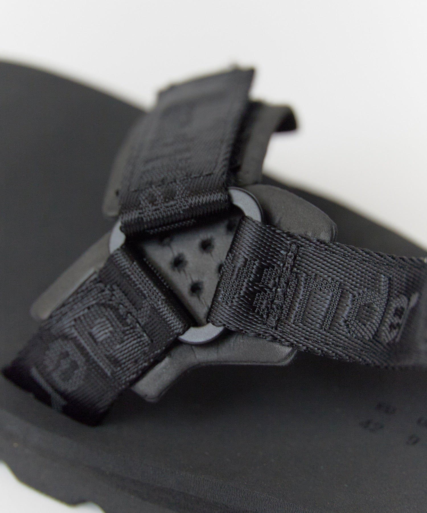 and wander / Ny JQ tape sandals