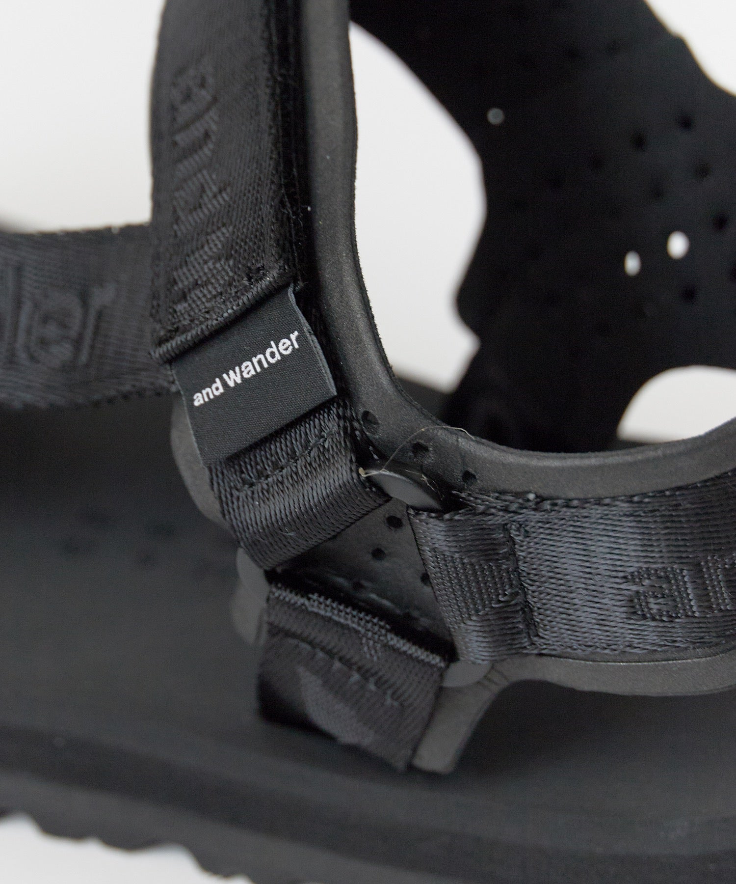 and wander / Ny JQ tape sandals