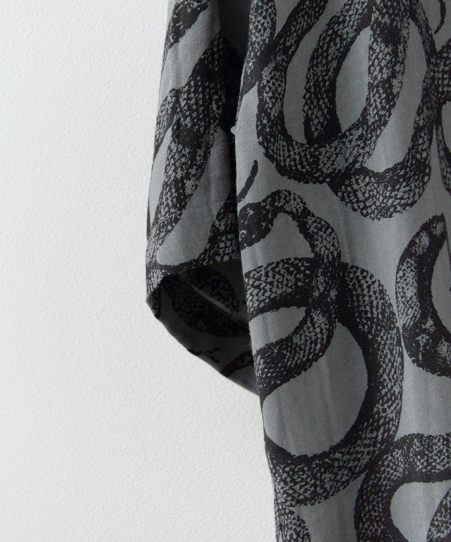 CALEE / 5SLEEVES DROP SHOULDER SH SNAKE PATTERN