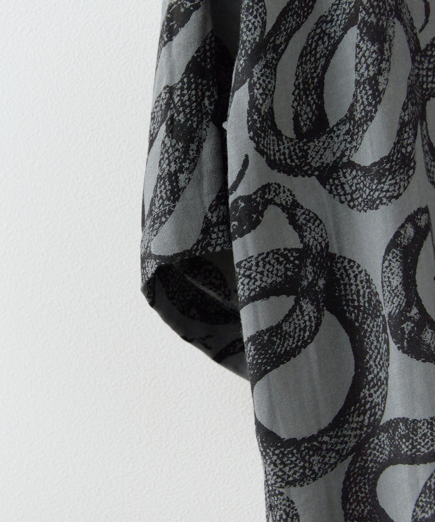CALEE / 5SLEEVES DROP SHOULDER SH SNAKE PATTERN