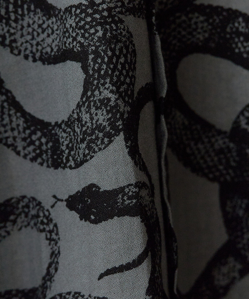 CALEE / 5SLEEVES DROP SHOULDER SH SNAKE PATTERN