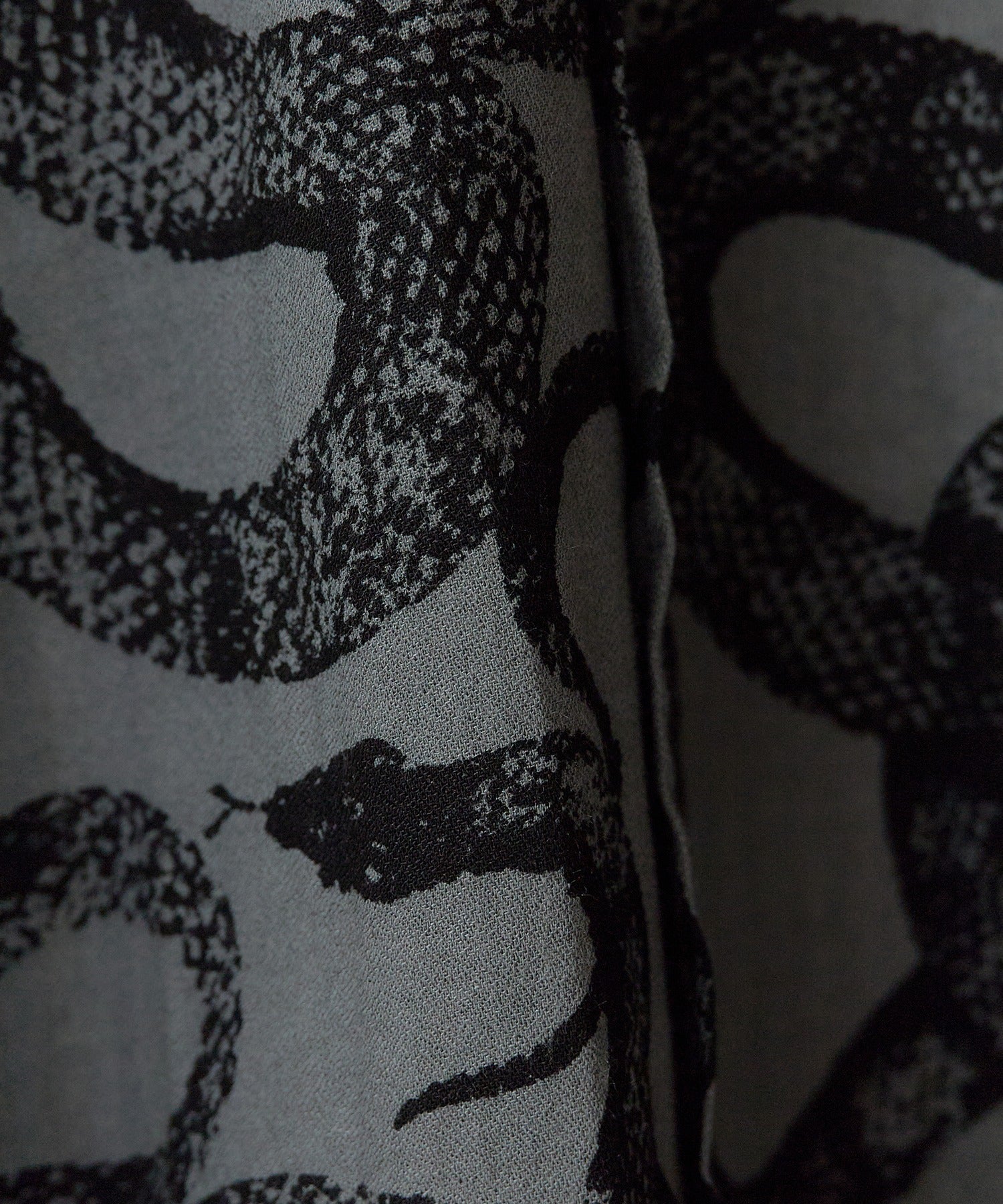 CALEE / 5SLEEVES DROP SHOULDER SH SNAKE PATTERN