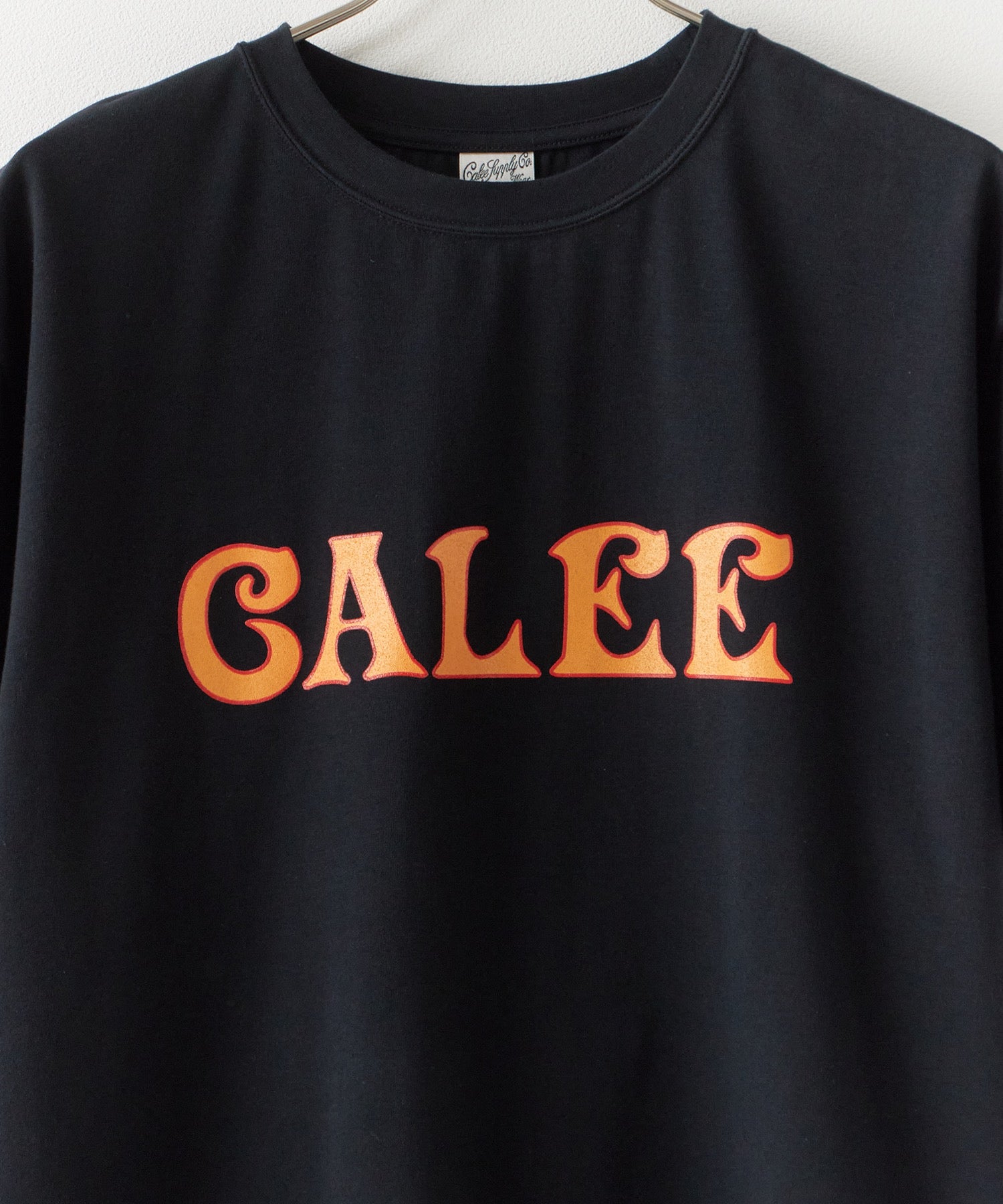 CALEE / STRETCH S.V.D.S.H LOGO TEE / ストレッチ S.V.D.S.H ロゴTシャツ
