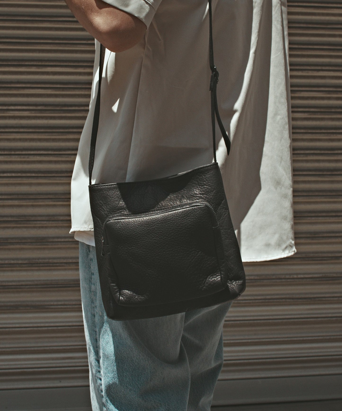 MR.OLIVE / IMPERMA-LEATHER/GUSSET POCKET COMPACT SHOULDER BAG