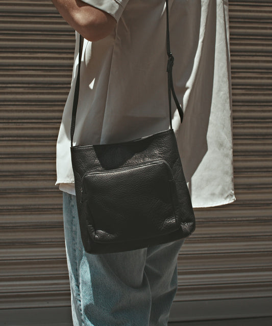 MR.OLIVE / IMPERMA-LEATHER/GUSSET POCKET COMPACT SHOULDER BAG