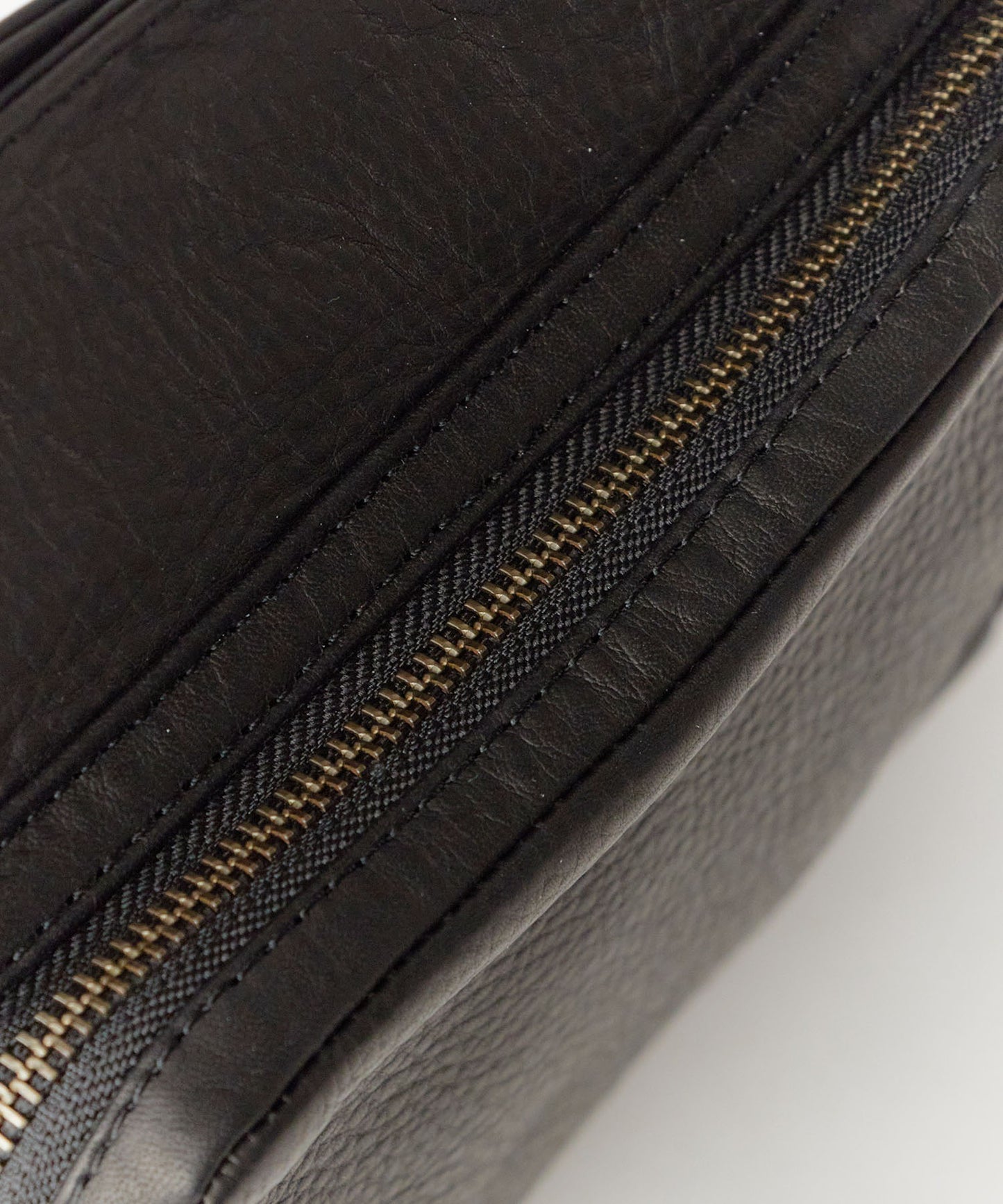 MR.OLIVE / IMPERMA-LEATHER/GUSSET POCKET COMPACT SHOULDER BAG