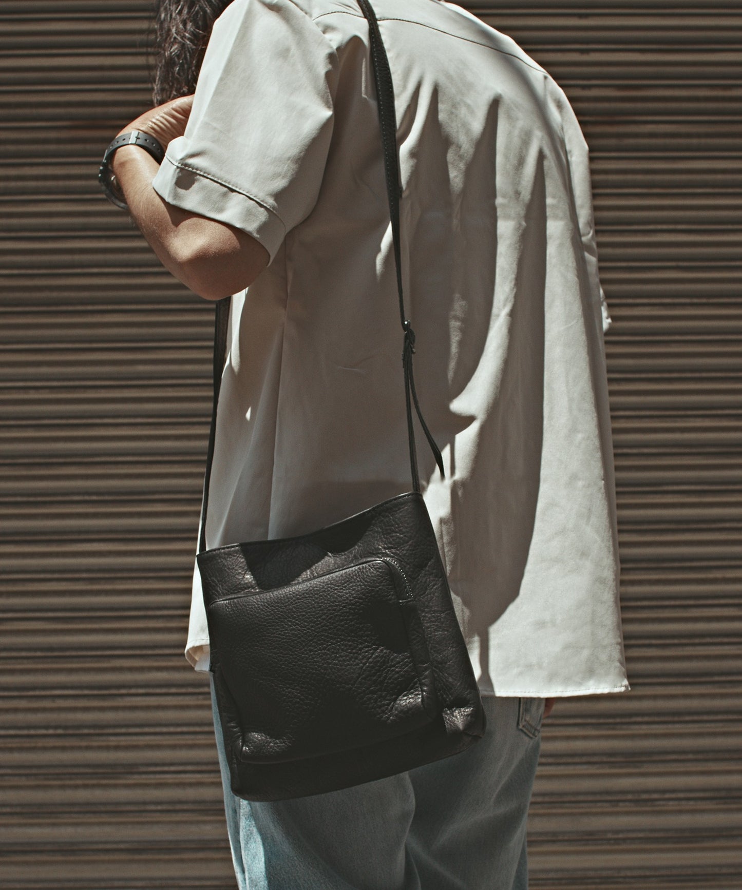 MR.OLIVE / IMPERMA-LEATHER/GUSSET POCKET COMPACT SHOULDER BAG