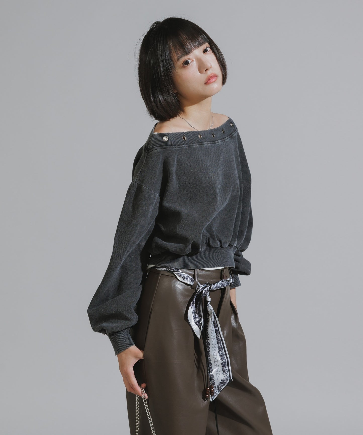 Vintage-Style Off-Shoulder Cropped Sweatshirt