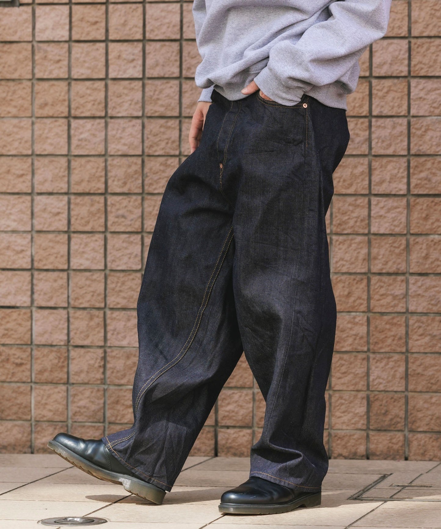 SKEWed / テーパードシルエット スキュー加工 コインポケットデニムパンツ