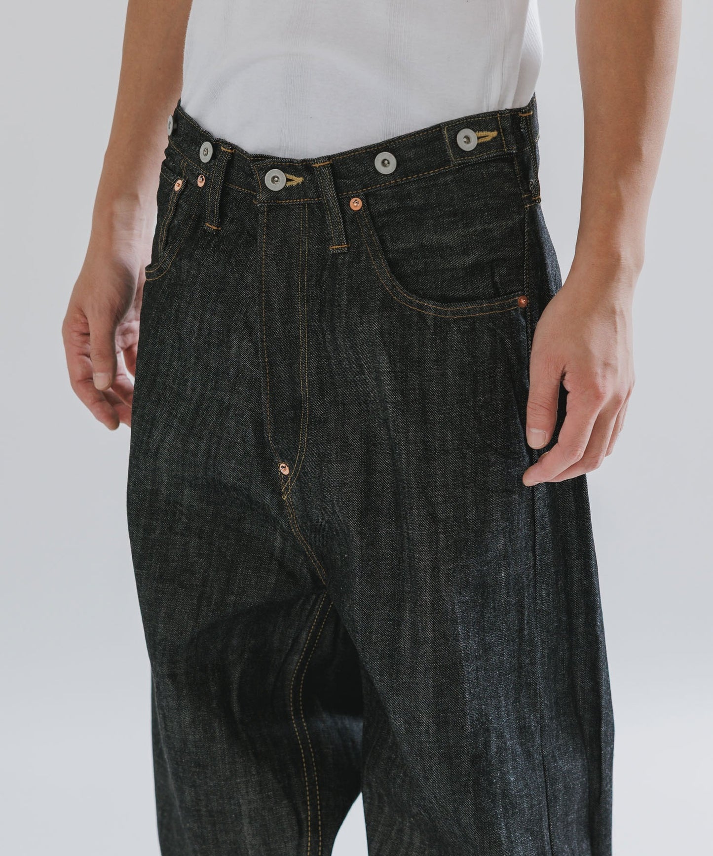 SKEWed / テーパードシルエット スキュー加工 コインポケットデニムパンツ