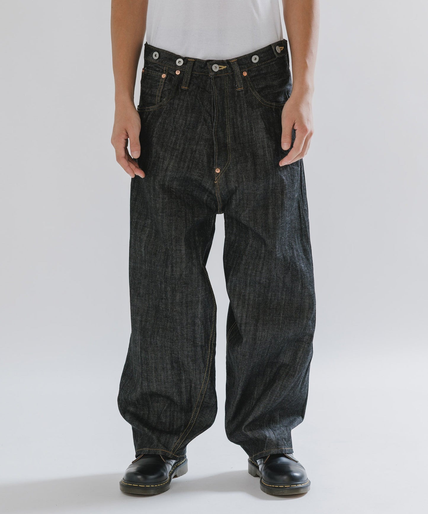 SKEWed / テーパードシルエット スキュー加工 コインポケットデニムパンツ