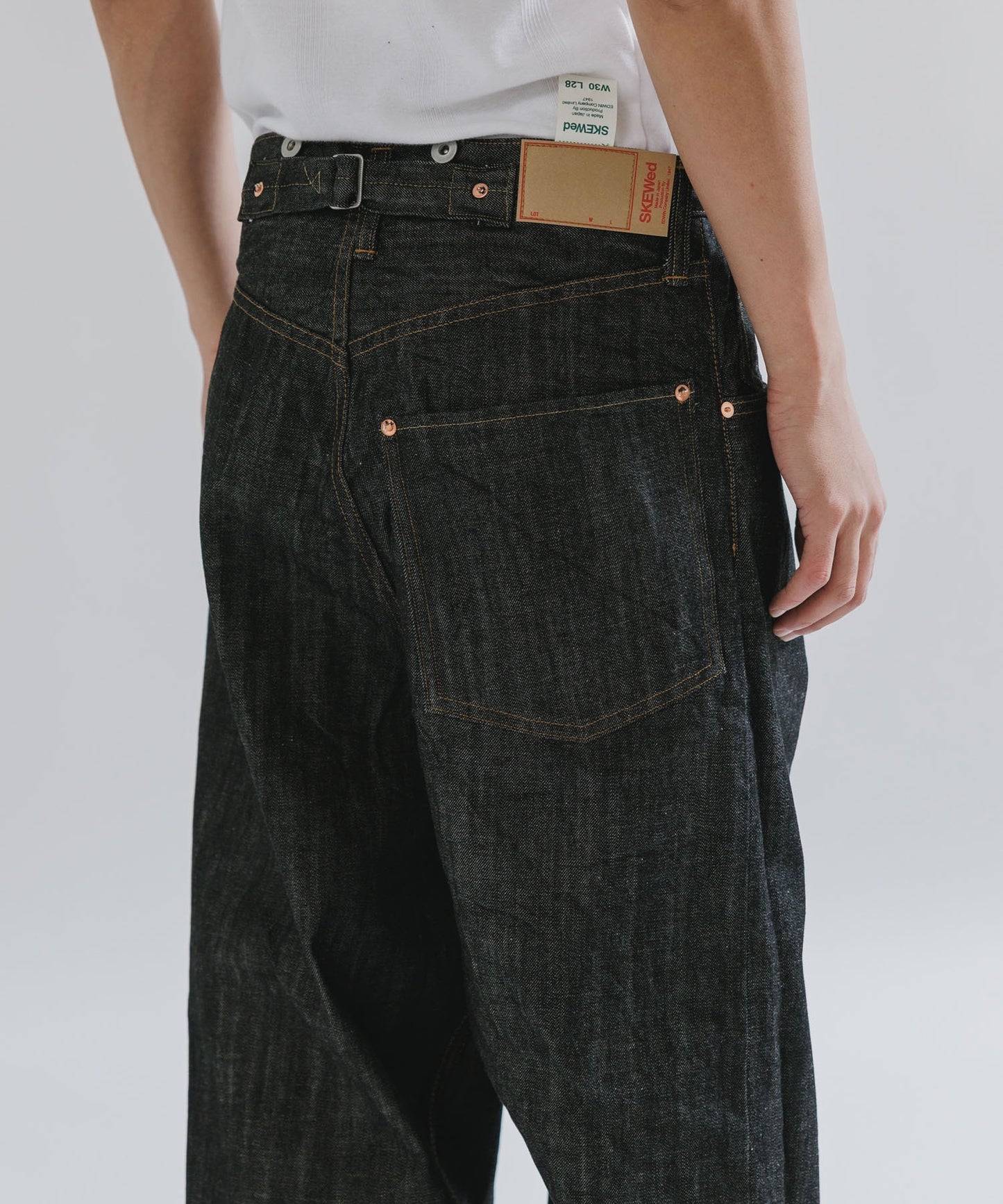 SKEWed / テーパードシルエット スキュー加工 コインポケットデニムパンツ