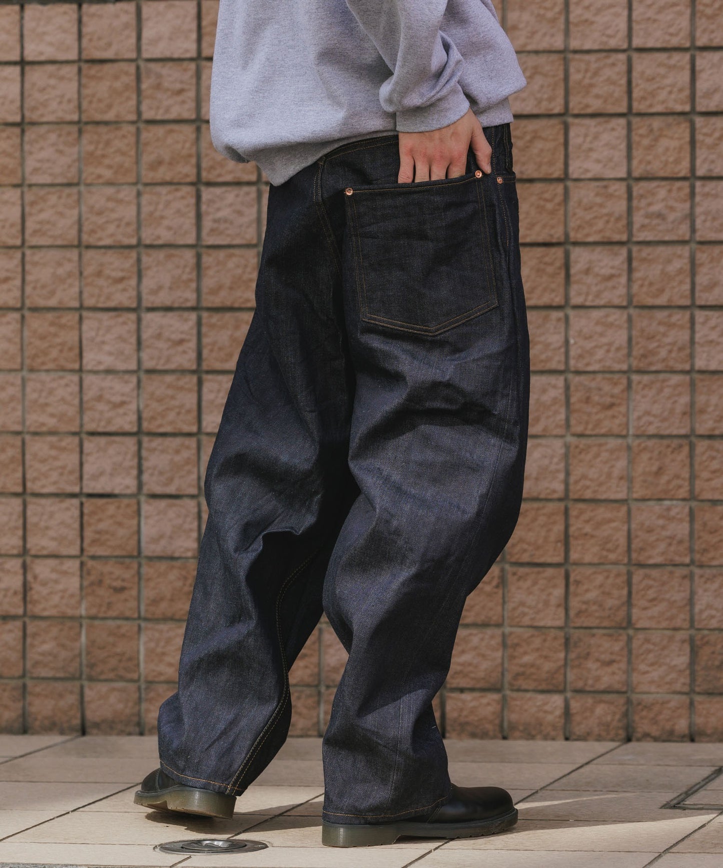 SKEWed / テーパードシルエット スキュー加工 コインポケットデニムパンツ