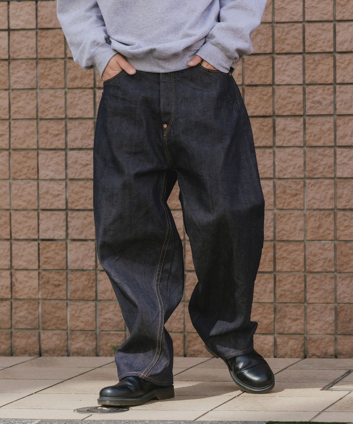 SKEWed / テーパードシルエット スキュー加工 コインポケットデニムパンツ
