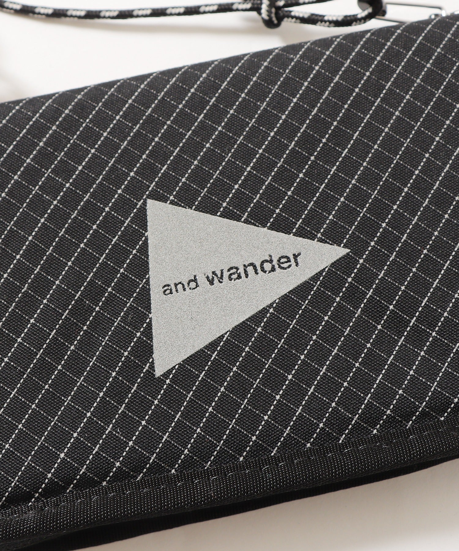 and wander/アンドワンダー reflective rip pouch